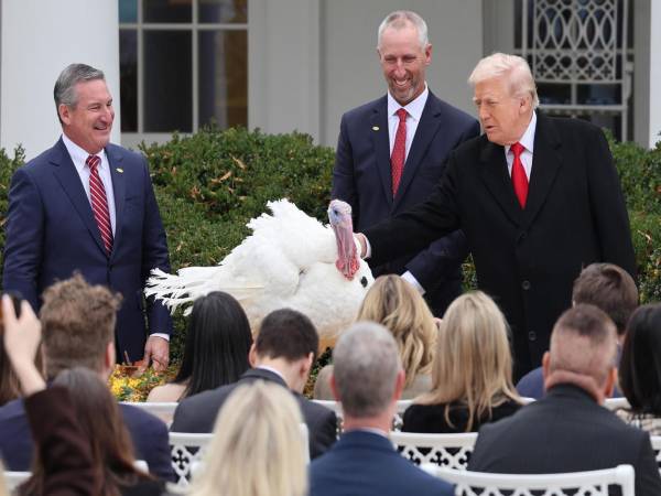 El presidente de Estados Unidos, Donald Trump (d), habla en la ceremonia para indultar los pavos de Acción de Gracias este martes, en el jardín de rosas de la Casa Blanca en Washington (Estados Unidos). EFE