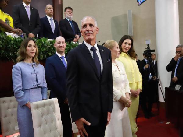 Nasry Asfura durante su investidura como presidente de Honduras ayer martes, en la sede del Congreso en Tegucigalpa (Honduras). EFE