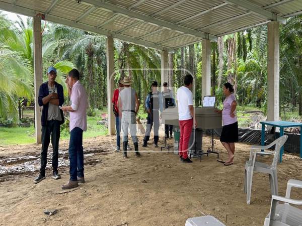 Se presume que las víctimas murieron horas después de consumir el licor en una cantina de la aldea y, al regresar a sus hogares, fallecieron horas más tarde. En la imagen, vecinos y familiares durante el velatorio de una de las víctimas.