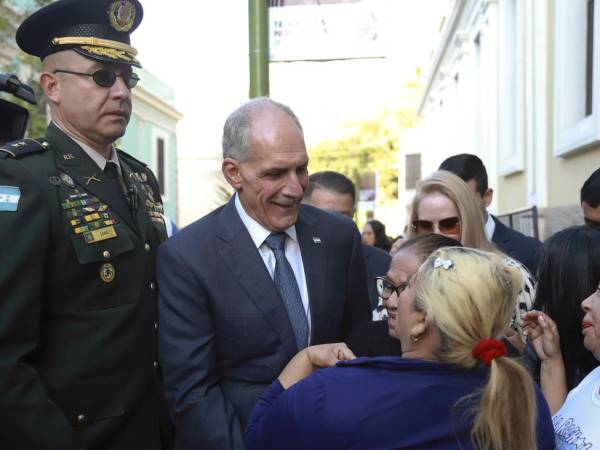 Asfura saluda a simpatizantes en Tegucigalpa. Imagen de archivo EFE