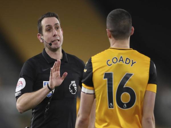 Foto de archivo del 19 de febrero de 2021 de David Coote (I), en su etapa de árbitro, durante un partido entre el Wolverhampton y el Leeds, de la Premier League. EFE
