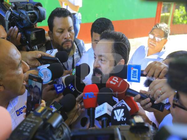 “¡Que haga fila!”: Así recibieron a Luis Redondo en su centro de votación