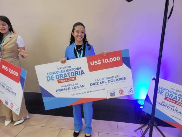 Isiñeni Ocón al momento de recibir el galardón.