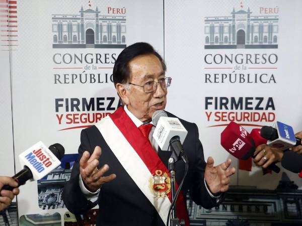 El nuevo mandatario interino de Perú, José María Balcázar, habla en una rueda de prensa ayer miércoles, en Lima (Perú). EFE