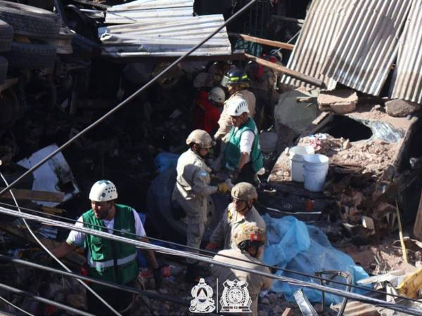 La cifra de fallecidos escaló a ocho en horas de la noche de ayer, luego de que el Cuerpo de Bomberos recuperara el cadáver de una menor de 10 años. Fotografía de los Bomberos de Honduras.