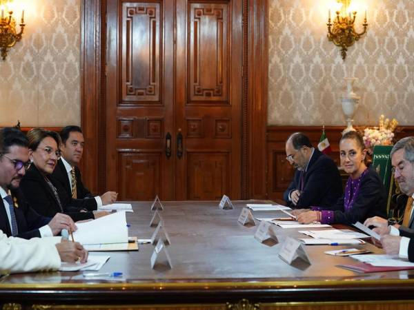 Fotografía cedida por la Presidencia de México de su mandataria, Claudia Sheinbaum (c-d), junto a su homóloga de Honduras, Xiomara Castro (c-i), durante una reunión este martes, en el Palacio Nacional en Ciudad de México (México). EFE