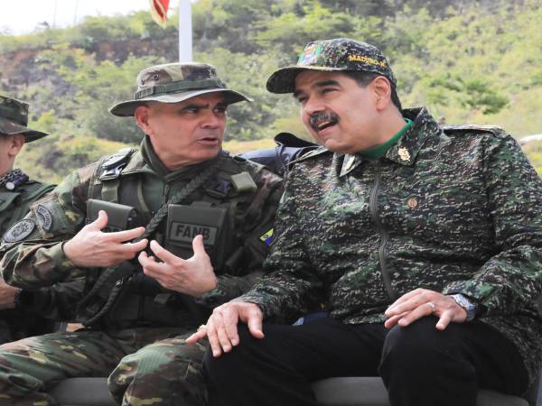 Fotografía cedida por el Palacio de Miraflores donde se observa al presidente de Venezuela, Nicolás Maduro (d), junto al ministro de Defensa, Vladimir Padrino López, este jueves, en Caracas (Venezuela). EFE