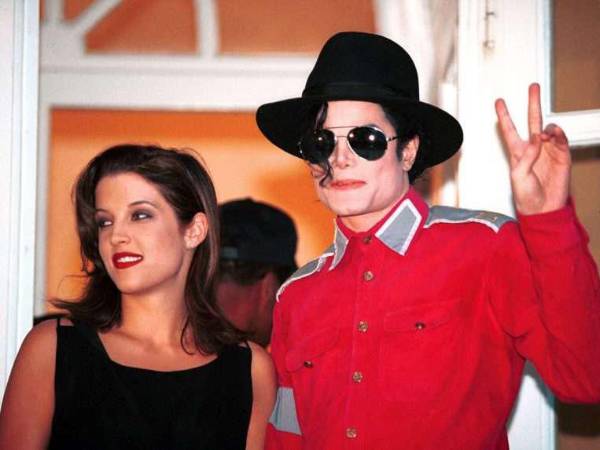 Michael Jackson le dijo a Lisa Marie Presley que era virgen.Había besado castamente a Tatum O’Neal y a Brooke Shields y “dijo que Madonna había intentado involucrarse con él una vez, pero no pasó nada”, dice Lisa Marie en su libro.