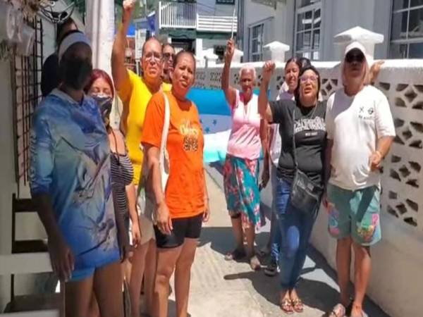 La jornada transcurre bajo un ambiente de confrontación política que mantiene en vilo a los habitantes de la isla.