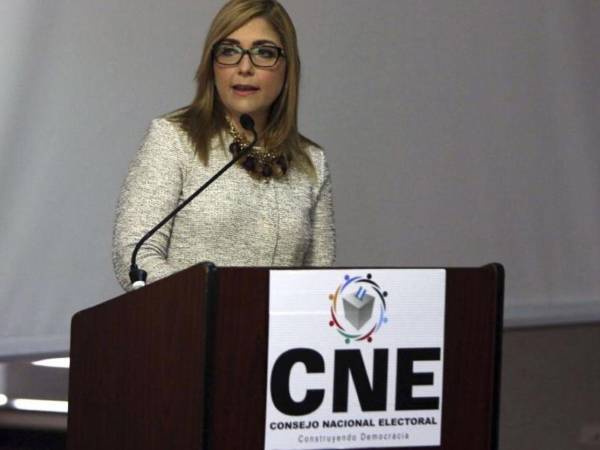 Ana Paola Hall, presidenta del CNE.