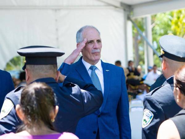 Asfura aseguró a los policías que no están solos.