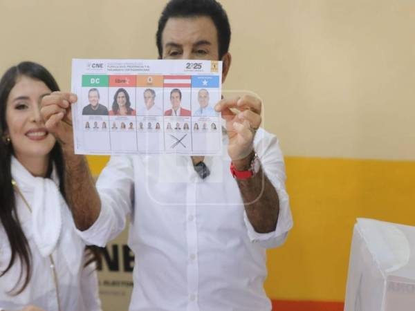 Nasralla muestra su voto a los medios de comunicación.