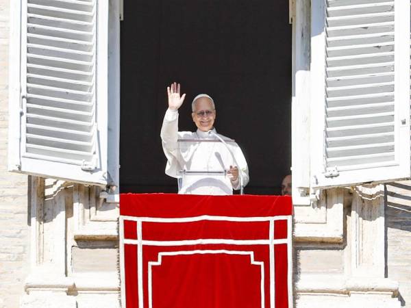 El papa León XIV dirige la oración del Ángelus desde la ventana de su oficina con vista a la Plaza de San Pedro, en la Ciudad del Vaticano, el 11 de enero de 2026. EFE