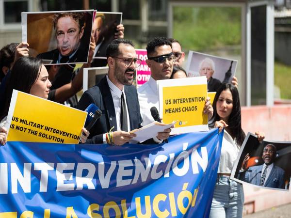 El abogado y presidente del Centro Venezolano de Jóvenes para la Democracia, Gabriel Cabrera, habla durante una protesta frente a la Embajada de los Estados Unidos este lunes, en Caracas (Venezuela). EFE