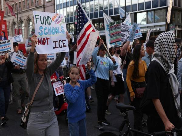 Fotografía de archivo en donde personas participan en una protesta contra el ICE en Chicago, Illinois, EE. UU. EFE.