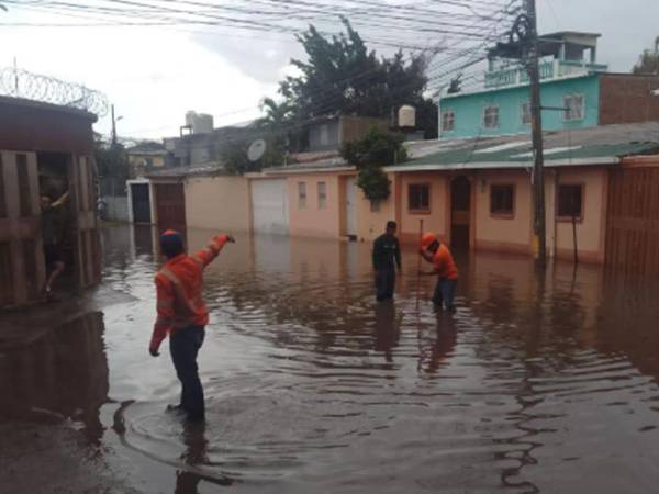 Personal de Copeco realiza labores de inspección y desagüe en un sector inundado del Distrito Central tras las fuertes precipitaciones. Fotografía de Copeco.