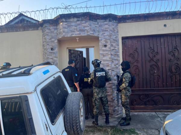 <b>Miembros de la Policía Militar y de la Dirección de Lucha Contra el Narcotráfico durante los allanamientos. Imagen del Ministerio Público. </b>