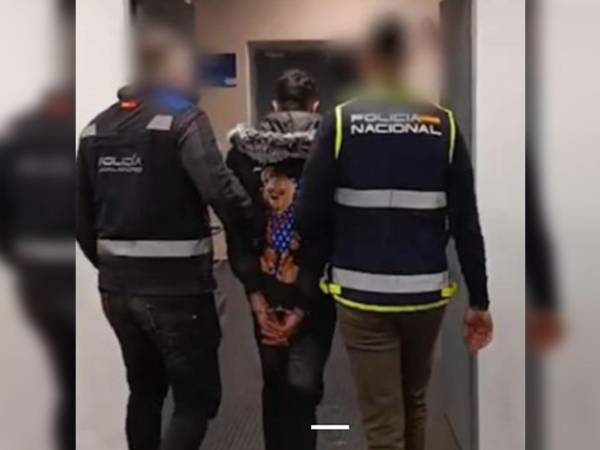 De acuerdo con las investigaciones, el sospechoso, junto a otras tres personas, disparó, sin mediar palabra, contra dos guardias de seguridad, quienes fallecieron en el acto. Captura de imagen de la cuenta https://x.com/interiorgob
