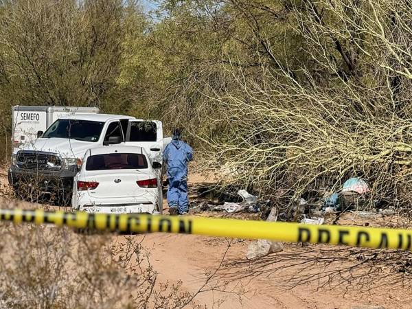 Peritos forenses investigan en una fosa clandestina este miércoles, en Hermosillo (México). EFE/ Daniel Sánchez.