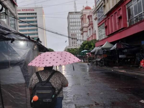 Imagen referencial de una calle del centro de San Pedro Sula. Archivo La Prensa.