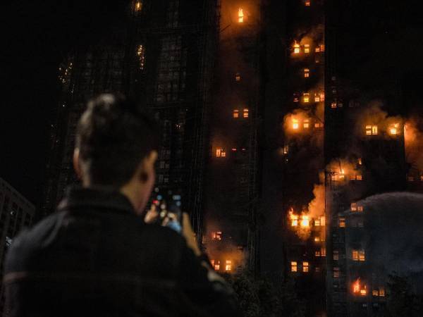 El fuego se inició el pasado miércoles en la torre 8 de un conjunto residencial.