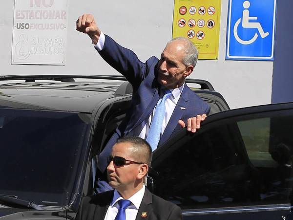 El presidente de Honduras, Nasry Asfura, reacciona a las afueras del Santuario de Suyapa este lunes, en Tegucigalpa (Honduras). EFE/ Gustavo Amador