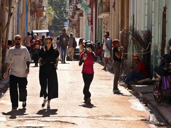 Turistas caminan en una calle de La Habana, Cuba, 11/02/2026. EFE/ Ernesto Mastrascusa