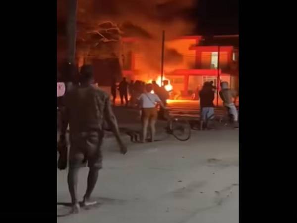 Los participantes gritaban lemas como “¡Corriente y comida!”, “¡Libertad!”, “¡Pongan la corriente!”, “¡Patria y Vida!” y “¡Abajo la dictadura!”, imagen tomada de redes sociales.