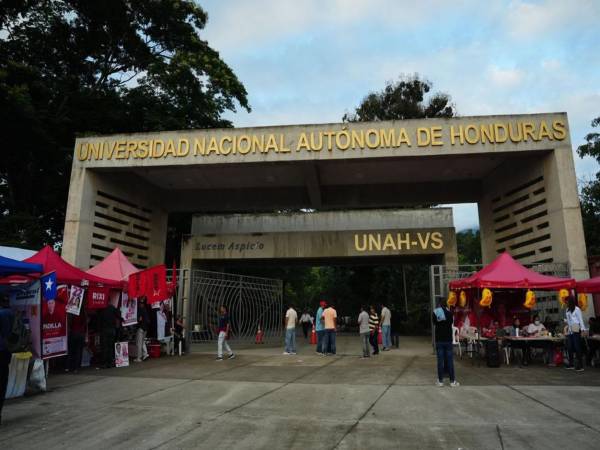 Ambiente en las afueras de la Universidad Nacional Autónoma de Honduras en Cortés. La Prensa.