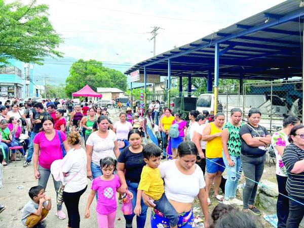 Cientos de personas hacían fila a las afueras de la escuela Soledad Fernández del barrio Barandillas para recibir el bono climático.