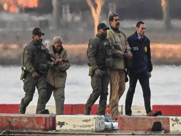 Maduro y su esposa junto a varios agentes de la DEA. EFE