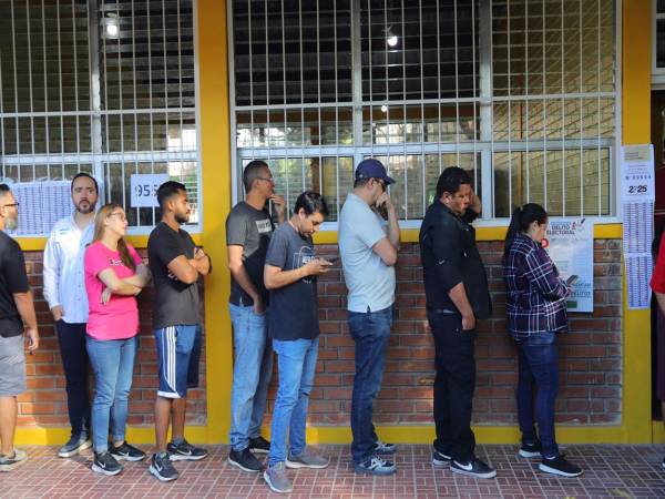 Hondureños hacen fila en un centro de votación este domingo, en Tegucigalpa (Honduras). EFE
