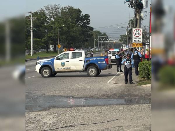 Un sangriento ataque registrado en las primeras horas de este jueves dejó como saldo una persona muerta y otra gravemente herida. El hecho criminal ocurrió en el bulevar del norte, una de las arterias viales más transitadas de San Pedro Sula. Debido al suceso, la vía fue cerrada temporalmente, lo que ha provocado un fuerte congestionamiento vehicular en la zona.