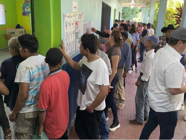 Fotografía del 7 de diciembre de 2025 de personas en la jornada de votación, en San Antonio de Flores, El Paraíso (Honduras). EFE/