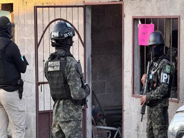 Miembros de la Policía Militar afuera de las viviendas allanadas.