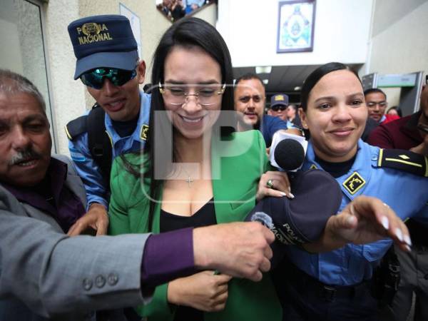 La medida fue adoptada este jueves por un juez a solicitud de la Fiscalía, que imputa a la legisladora 67 delitos de fraude.