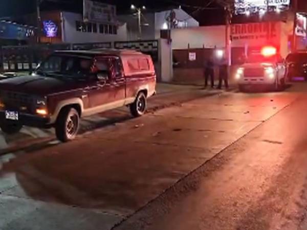 La policía llegó a la escena de los hechos para la investigación del crimen. Fotografía de redes sociales.