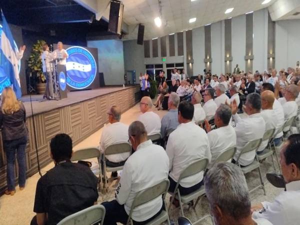 Entre los que recibieron diplomas se encuentran el alcalde de la capital, Juan Diego Zelaya, Mario Raúl Hung Pacheco, Luz Ernestina Mejía, Isaías Barahona Herrera y Kilveth Bertrand.