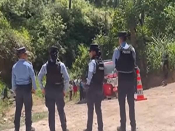 <b>Agentes policiales en la escena del crimen. Fotografía de redes sociales.</b>