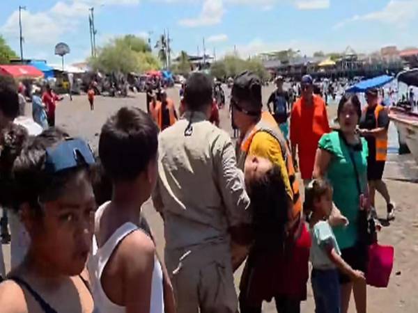 Los socorristas brindaron los primeros auxilios en la orilla de la playa.