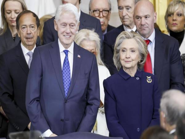 Aunque los Clinton se negaron en principio a testificar ante el Congreso, la amenaza de ser acusados de desacato llevó a la expareja presidencial a aceptar la comparecencia. EFE