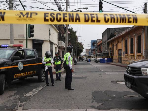Integrantes de la Policía Nacional Civil y fiscales del Ministerio Público custodian el lugar del asesinato del abogado Edwin Mayen este martes, en Ciudad de Guatemala (Guatemala). EFE/ Mariano Macz