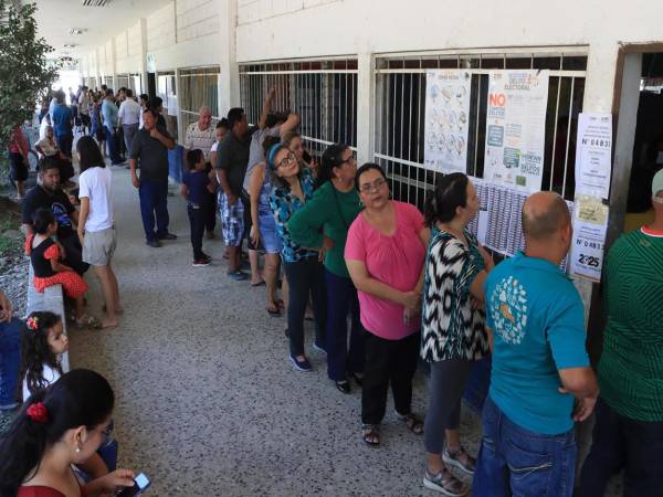 Personas hacen fila para votar durante la jornada de las elecciones generales este domingo, en San Pedro Sula (Honduras). EFE