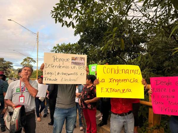 No al fraude electoral son algunas de las consignas de los simpatizantes de Libre que mantienen cerrada la carretera CA-13.