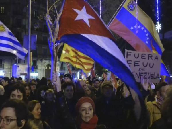 Unas 400 personas se han concentrado esta tarde ante el consulado de Venezuela en Barcelona para protestar por el ataque de Estados Unidos a este país y la captura de Nicolás Maduro y su esposa, Cilia Flores. EFE