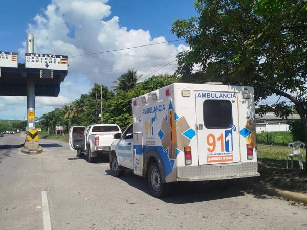 Ambulancia del 911 se mantiene en la zona noroccidental de Honduras ante cualquier eventualidad. Imagen COPECO