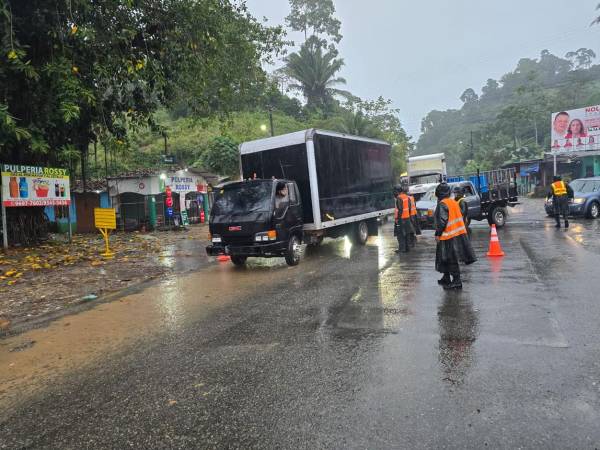 Autoridades regulan el paso vehicular en la carretera CA-13 entre Tela y La Ceiba, tras la rehabilitación parcial del tramo afectado por el desborde del río Leán debido a las intensas lluvias.