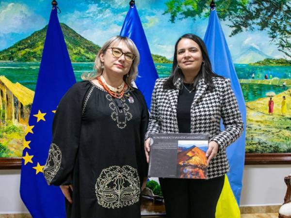 La subsecretaria hondureña de Política Exterior, Pamela Handal, recibió a la embajadora de Ucrania en Cuba, concurrente para Honduras, Iryna Kostiuk. Foto cortesía de Cancillería Honduras.