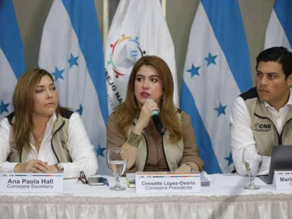 <b>Ana Paola Hall, Cossette López y Marlon Ochoa, consejeros del CNE. Imagen de archivo La Prensa. </b>