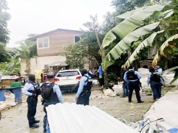 Momento en que tres personas fueron apresada por la Policía Nacional. Imagen del MP.